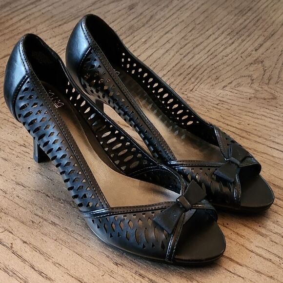 Black open toe perforated heels size 7 New never worn - Picture 1 of 10